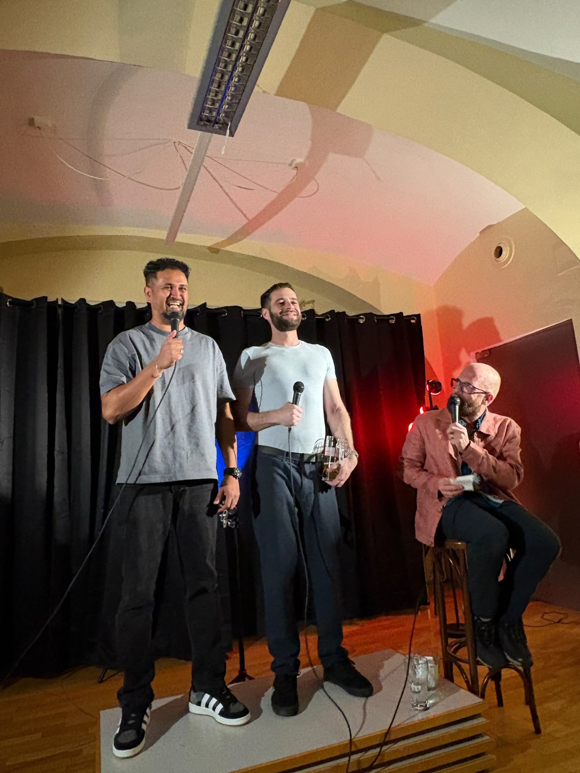 Drei Künstler auf der Bühne beim Comedyabend im Laudon 16