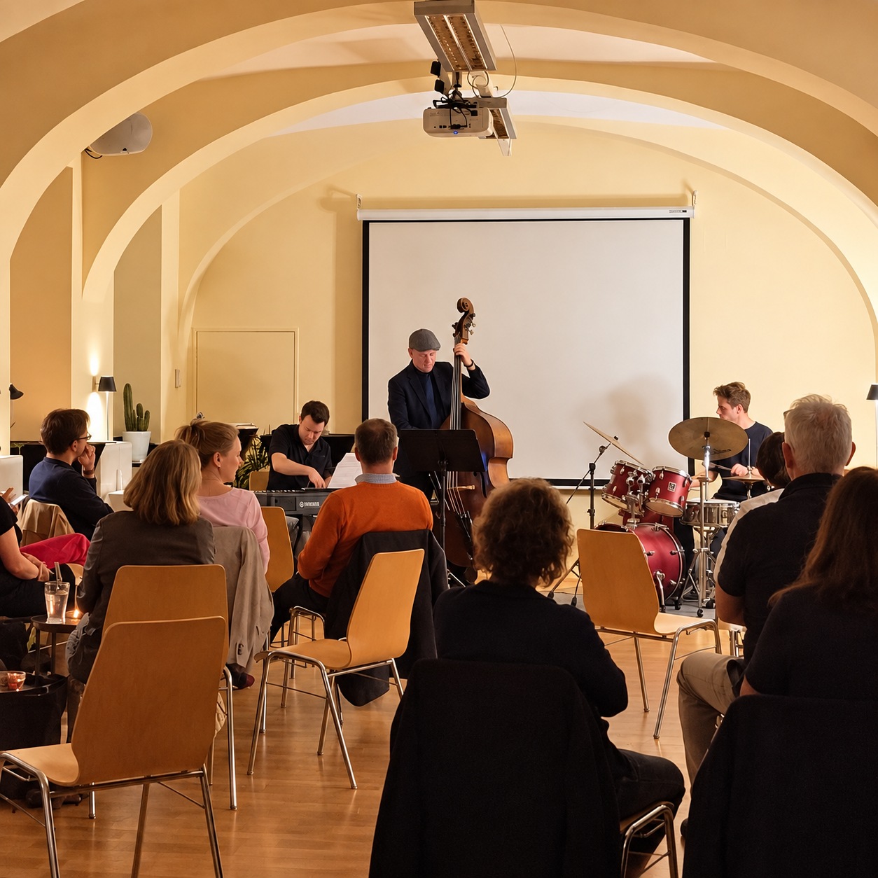 Das Jakob Stain Trio und das Publikum im warm beleuchteten Gewölbe des Laudon 16